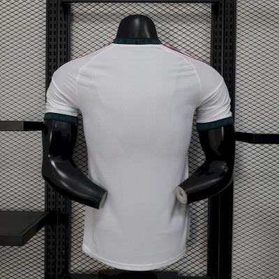 Camisola desportiva branca com detalhes em verde-escuro numa manequim preta