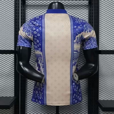 Camiseta azul e bege com padrão floral e ilustrações, vista traseira