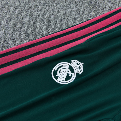 Calças desportivas verdes com riscas cor de rosa e símbolo do Real Madrid