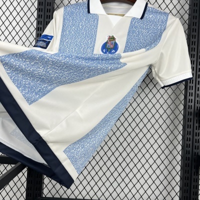 Camisola futebol branca e azul com insígnia FC Porto em rede preta