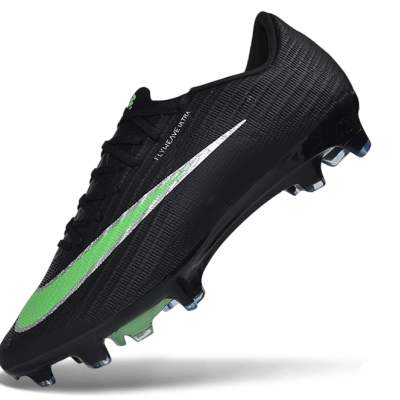 Chuteira preta com swoosh verde e branco e sola com cravos