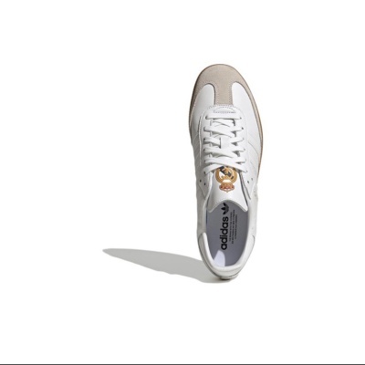 Ténis branco adidas com detalhes em bege claro visto de cima