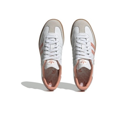 Ténis Adidas brancos e cor-de-rosa com detalhes em camurça bege vistos de cima