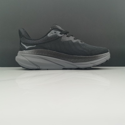 Tênis desportivo preto com sola branca e detalhe cinzento
