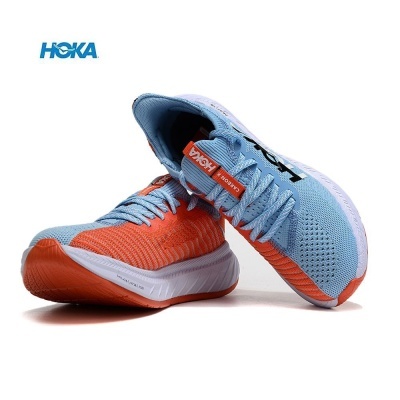 Sapatilhas de corrida HOKA azul e laranja com etiqueta HOKA CARBON X