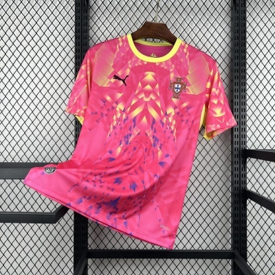 T-shirt desportiva rosa com padrão geométrico e símbolos da Federação Portuguesa de Futebol e PUMA