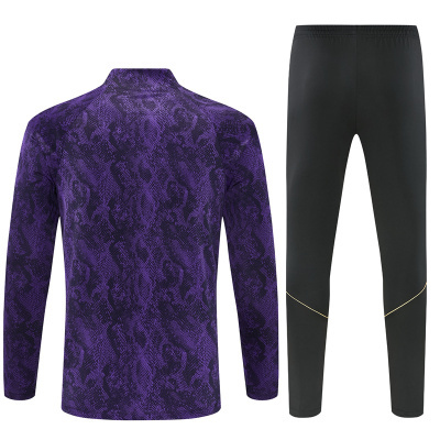 Conjunto desportivo camisa roxa padrão pele de cobra e calças pretas