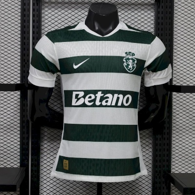Camisola de futebol verde e branca com logótipos SCP, Nike e Betano, em manequim preto