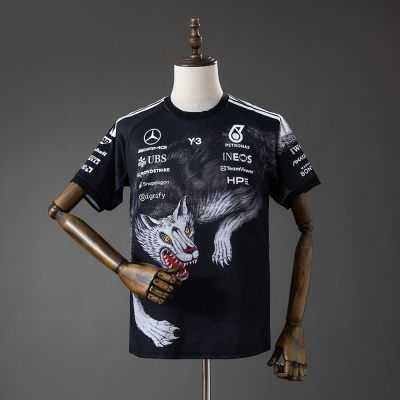 T-shirt preta com estampado de lobo e vários logótipos brancos em manequim à frente de fundo cinzento.