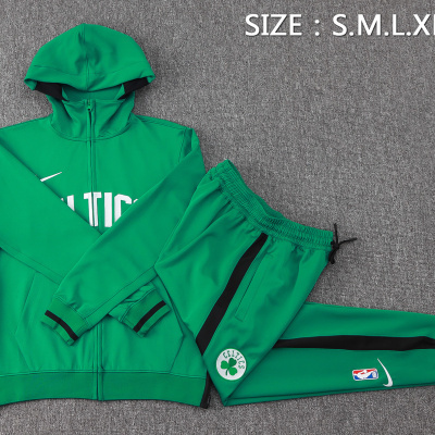 Conjunto roupa desportiva verde com capuz e calças com logos e faixas pretas