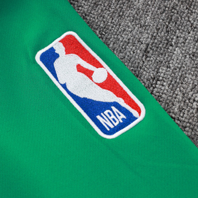 Tecido verde com logótipo bordado da NBA em cima de tapete cinzento