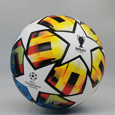 bola de futebol branca com padrão colorido e inscrições UEFA Champions League
