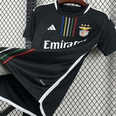 Camisola preta de futebol com logótipos e listas coloridas