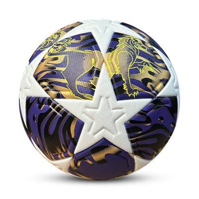 Bola de futebol com estrelas brancas e painéis roxos, pretos e dourados com estampas de tigres.
