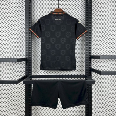 Conjunto de roupa desportiva preta com padrão de brasões, palavra PANTERA NEGRA, detalhes coloridos e calções negros.