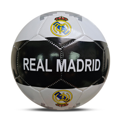 Bola de futebol preta e branca com escrita REAL MADRID e logótipos do clube Real Madrid
