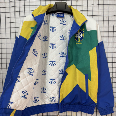 Casaco desportivo com cores da bandeira do Brasil, brasão CBF e padrão Umbro acolchoado por dentro
