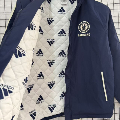 Casaco azul com forro branco acolchoado e logos Chelsea e Adidas