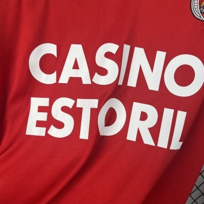 T-shirt vermelha com estampa CASINO ESTORIL em letras brancas