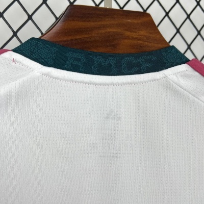 Parte traseira de t-shirt branca com gola verde escura e escrita France