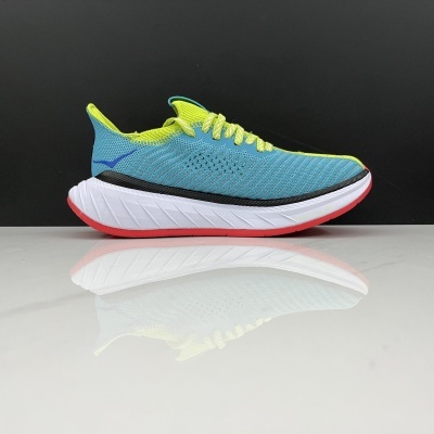 Ténis desportivo azul claro com detalhes amarelo fluorescente e sola branca com vermelho
