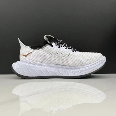 Ténis desportivo branco com sola branca e detalhes em preto e dourado