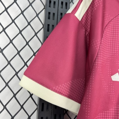 Manga de camisola desportiva rosa com padrão de pontos e borda branca