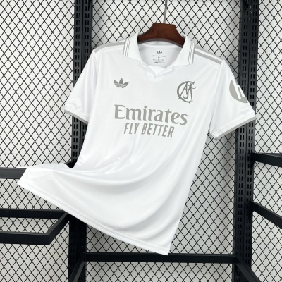 Camisola desportiva branca com estampados cinza pendurada num cabide de madeira.