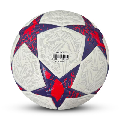 Bola de futebol branca com padrão de estrelas azul e vermelho e etiqueta com código de barras