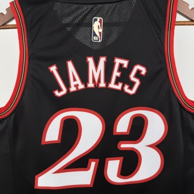 Camisola de basquetebol preta com o nome JAMES e número 23