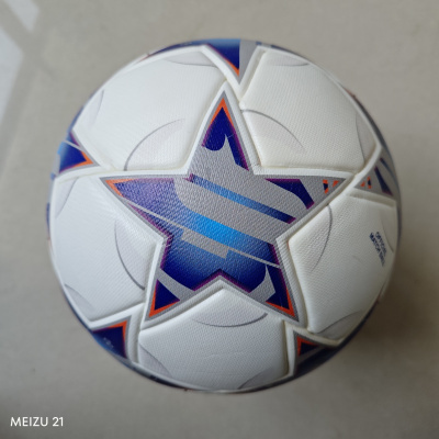 Bola de futebol branca com padrão de estrelas em azul e cinzento