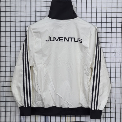 Casaco desportivo branco com gola preta alta e logo Juventus nas costas