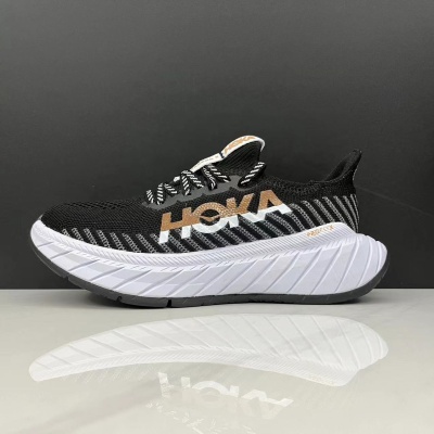 Ténis de corrida HOKA preto com sola branca e detalhes dourados