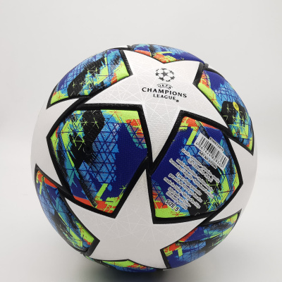 Bola de futebol branca com padrão colorido e texto UEFA CHAMPIONS LEAGUE