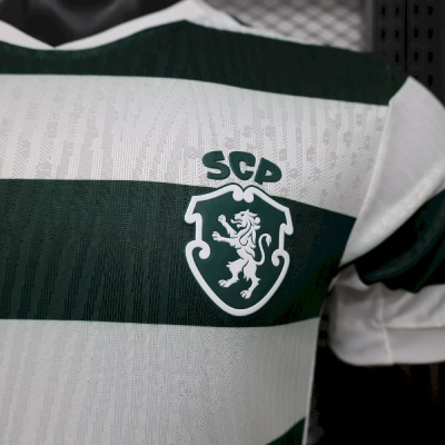 Camisola de futebol com riscas verdes e brancas e escudo SCP no peito
