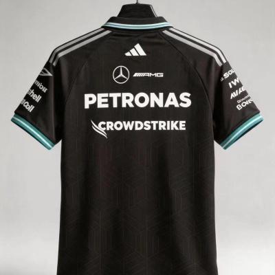 Camisola preta com logótipos PETRONAS e CROWDSTRIKE pendurada