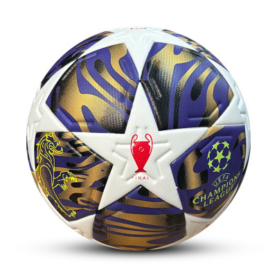 Bola de futebol branca, azul, dourada com logotipos UEFA Champions League