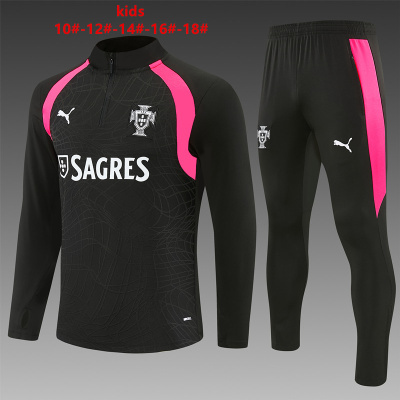 Conjunto de treino desportivo para crianças, camisola preta de mangas compridas e calças pretas com detalhes rosa e logos da PUMA em branco.