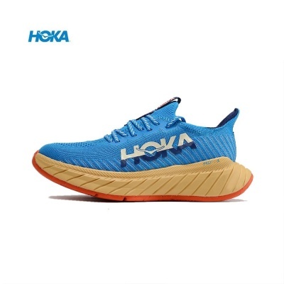 Tênis desportivo azul com sola amarela e detalhes em laranja da marca HOKA