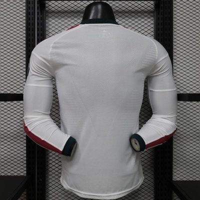 Camisola desportiva de manga comprida branca com detalhes em bordô e verde escuro em manequim preta