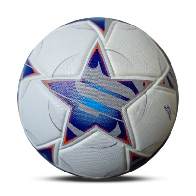 Bola de futebol branca com padrão de estrela azul, cinza e laranja