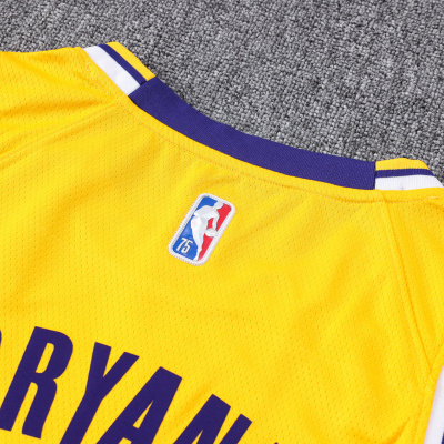 Camisola de basquetebol amarela com detalhes em branco e roxo e logo da NBA e texto BRYANT nas costas.
