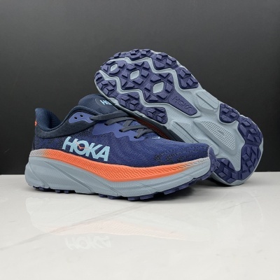 Sapatilhas de corrida HOKA azul e laranja com sola texturizada