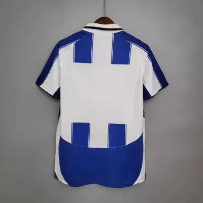 Camisola desportiva azul e branca pendurada num cabide