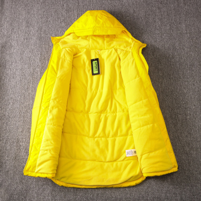 Casaco amarelo acolchoado com capuz e etiqueta SPORT PERFORMANCE