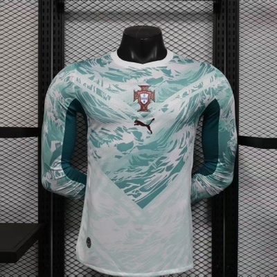 Camisola de futebol branca e verde água com logo Puma e emblema Portugal