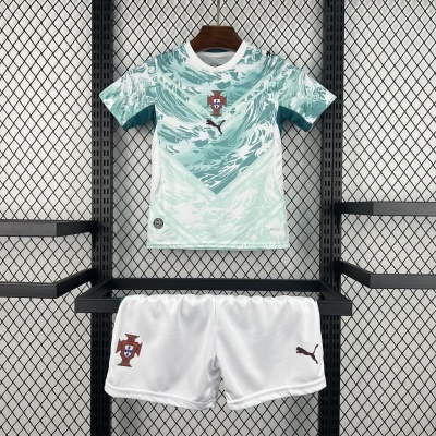 Conjunto de roupa desportiva com camisola verde água e calções brancos da selecção de Portugal.