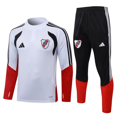 Conjunto de treino branco, preto e vermelho com logotipos