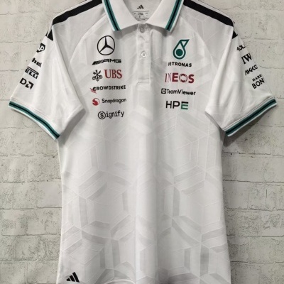 Polo branco da Mercedes AMG Petronas com vários logos de patrocinadores