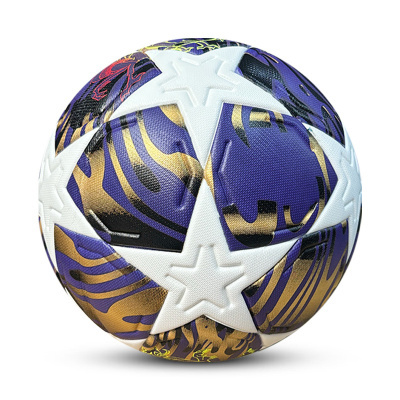 Bola de futebol colorida com estrelas brancas em relevo.